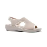 Sandalia casual color beige con plantilla de cuero, tira ancha sobre el empeine y ajuste elástico en el talón.