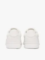 Zapatillas bajas de cuero y sintético en color blanco, con diseño de cordones, suela de goma y detalles de la marca Tommy Jeans.
