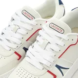 Championes Lacoste modelo L001, de diseño urbano con base blanca, detalles en azul marino, rojo y gris. Presenta el logo del cocodrilo en el lateral y suela de goma con patrón geométrico.