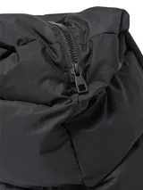 Bolso shopper negro confeccionado en tejido pongee, con diseño acolchado y asas de hombro.