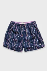 Short de baño azul marino con estampado de cadenas doradas, charms y libélulas en rosa.
