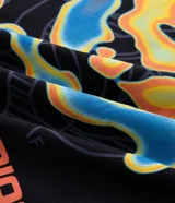 Remera de algodón con corte oversized, cuello redondo y manga corta. Presenta un estampado frontal pequeño con lettering y un gráfico central, además de un estampado de mapa de calor en la espalda.