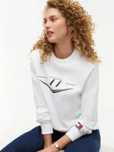 Buzo blanco de cuello redondo con estampado gráfico frontal del número 77 y detalles distintivos de la colaboración con Cadillac Formula 1 Team.
