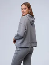 Buzo negro de modal con capucha y bolsillos delanteros.