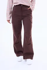 Pantalon cargo de corte recto confeccionado en gabardina de algodón. Presenta bolsillos laterales con solapa, cintura con cordón ajustable y costuras reforzadas en las rodillas.