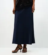 Pollera midi de satén color negro, con corte evasé y cintura elástica. Presenta una caída fluida y suave con acabado brillante.