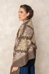 Pashmina marrón de cashmere, con patrones bordados detallados en hilo dorado y beige, y terminación en flecos.