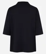 Remera de corte holgado y diseño básico, confeccionada en algodón. Presenta cuello redondo y mangas cortas con caída relajada.