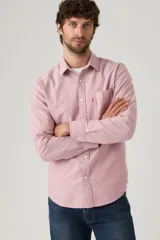 Camisa de hombre Levi's de manga larga color rosa claro, con cuello clásico, cierre frontal con botones, bolsillo en el pecho y corte estándar.