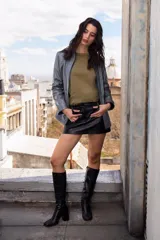 Cazadora plateada con cuello mao, cierre frontal con cremallera, bolsillos laterales con solapa y puños con botón.