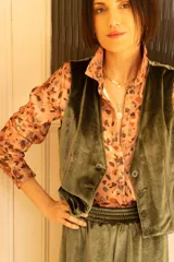 Chaleco verde militar de velour con corte sastrero y botones al tono.