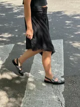 Chatas de cuero color marrón con punta fina, diseño destalonado y dos tiras con hebillas metálicas plateadas decorativas.