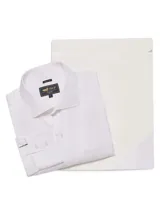 Camisa de manga larga RKF de corte regular, color blanco con sutiles rayas verticales rosadas. Cuenta con cuello italiano, cierre frontal con botones, bolsillo en el pecho con logo bordado y puños ajustables con botones.