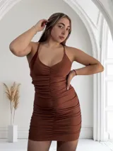 Vestido corto marrón con breteles finos, escote en V y frunces verticales en el frente.