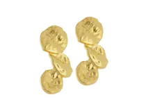 Aros colgantes dorados con tres piezas irregulares texturizadas.