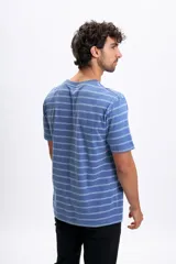 Remera de manga corta, cuello redondo, color azul con estampado de rayas horizontales finas en blanco.