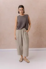 Pantalón amplio de lino liviano, color tostado, con cintura elástica y bolsillos laterales.