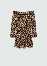 Vestido corto de manga larga con diseño off-shoulder y cuello barco. Presenta un estampado de leopardo en tonos marrones y negros, con un corte entallado y tejido fluido.