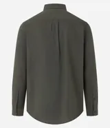 Camisa de manga larga confeccionada en tricolina de algodón, con cuello inglés, cierre frontal de botones y puños abotonados. Diseño liso y versátil.