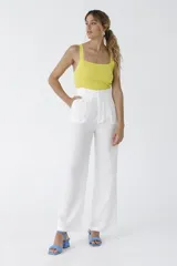 Crop top tejido de punto con escote cuadrado y breteles anchos, de corte ajustado al cuerpo.