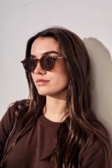 Lentes de sol polarizados con armazón redondo de carey marrón y micas oscuras.