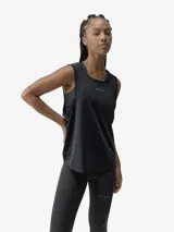 Musculosa deportiva de corte holgado y cuello redondo, confeccionada en tejido técnico transpirable. Presenta un diseño minimalista con detalle de logo pequeño en el pecho.