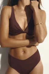 Top de bikini push-up color marrón, con diseño cruzado en el centro del busto y tirantes dobles ajustables.