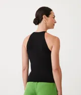 Blusa de punto sin mangas, de color negro, con cuello halter y detalle de ribete central vertical.
