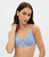Soutien Lov confeccionado en encaje floral color celeste, modelo sin copa con aros para mayor sujeción. Presenta breteles finos ajustables, cierre posterior y un pequeño detalle metálico en el centro del escote.