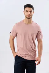 Remera lisa de manga corta y cuello redondo, color gris oscuro, de calce cómodo con pequeño logo bordado en el pecho.