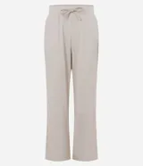 Pantalón deportivo de corte recto confeccionado en microfibra color beige. Presenta cintura elástica con lazo ajustable y bolsillos laterales.