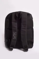 Mochila azul con logo bordado, bolsillos externos y bolsillo escondido al dorso con cierre.