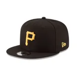 Gorra New Era negra con logo del equipo de béisbol Pittsburgh Pirates bordado en dorado en el frente y logo de New Era bordado en dorado en el lateral.