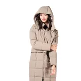 Campera multifunción modular de nylon matelaseado color taupe. Diseño versátil con sistema de cierres que permite transformarla en cuatro versiones: campera larga, campera corta, chaleco largo y chaleco corto. Cuenta con capucha desmontable, cierre frontal completo y bolsillos laterales.