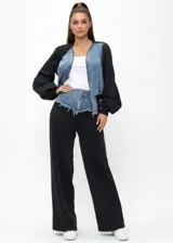 Conjunto compuesto por una chaqueta bomber de estilo híbrido con paneles frontales de denim y mangas de algodón, y un pantalón de jogging de corte recto en color negro.