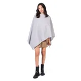 Poncho de tejido de punto en color gris, con textura acanalada diagonal y cuello alto.