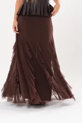 Pollera larga color chocolate confeccionada en microtul, totalmente forrada, con diseño fluido y volados en cascada que aportan movimiento.