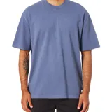 Remera azul de corte cuadrado, con cuello redondo y mangas cortas.