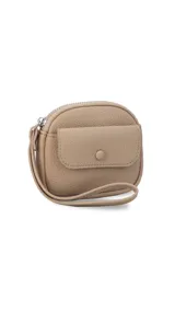 Monedero compacto de símil cuero con textura granulada, cuenta con un compartimento principal con cierre, correa de mano y un bolsillo frontal con solapa y botón a presión.