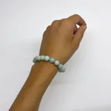 Pulsera de cuentas esféricas de piedra natural amazonita de 8 mm, con separadores de hilo en tono verde agua y cierre de mosquetón con baño de oro.
