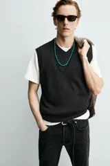 Chaleco de punto de corte regular, confeccionado en hilatura de lino. Presenta cuello en pico, diseño sin mangas y acabados en rib en cuello, sisas y bajo.