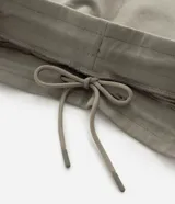 Pantalón deportivo de corte recto con ajuste levemente afunilado, confeccionado en tejido técnico con cintura elástica ancha. Presenta bolsillos laterales y bolsillo trasero embutido con acabado limpio.