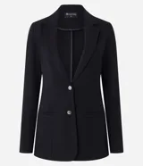 Blazer alargado slim de Cortelle, color blanco, confeccionado en punto roma con solapas, bolsillos embutidos y cierre delantero de dos botones.