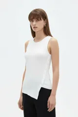 Musculosa de algodón negra con cuello redondo y breteles anchos, diseño ajustado al cuerpo y detalle de botones en el lateral con dobladillo asimétrico.