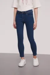 Pantalón jean de corte skinny y tiro medio, con diseño clásico de cinco bolsillos y costuras reforzadas.