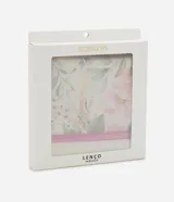 Pañuelo cuadrado de tejido satinado con estampado floral en tonos rosados y verdes, con bordes en contraste de color fucsia.