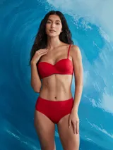 Bikini de dos piezas color negro, compuesto por un corpiño de escote en V con tirantes anchos y una bombacha de tiro alto y cobertura clásica.
