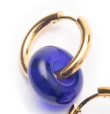 Aros tipo argolla pequeña con dije colgante en forma de dona de vidrio color azul cerúleo y base de oro.