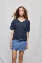 Remera negra de manga corta con escote en V y silueta amplia.