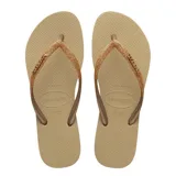 Sandalias tipo ojotas Havaianas modelo Slim Glitter II, color beige arena, con tiras finas cubiertas de glitter brillante.